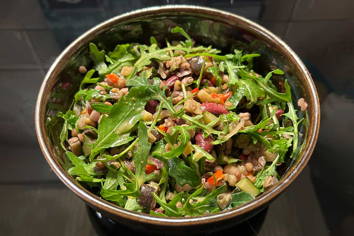 Warmer Hülsenfrüchte-Salat mit Rucola
